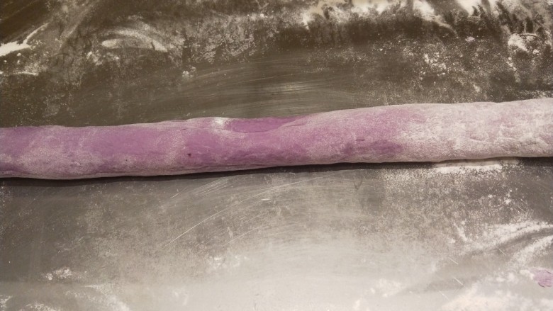 紫薯花卷,搓成长剂子。