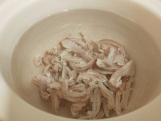 花生猪肚汤。,猪肚洗干净切成小条焯水洗干净放入砂锅。