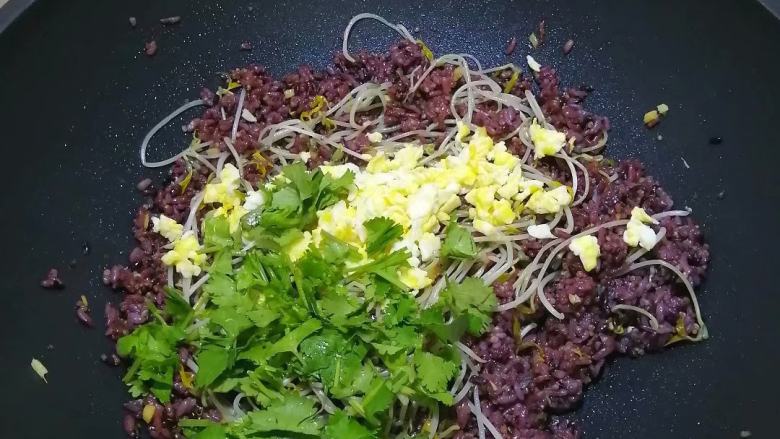 绿豆牙菜炒紫米饭,加入鸡蛋碎和香菜碎