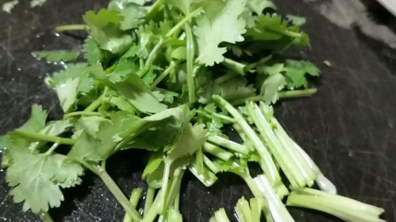 绿豆芽菜炒米粉,香菜切段