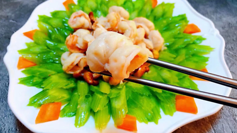 芹菜炒虾仁,虾仁入口鲜嫩混搭芹菜的清香和腰果的香浓就是幸福的味道