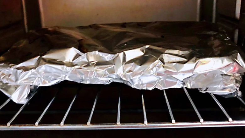 香菇蒸肉饼,盖上锡纸放入蒸烤箱中蒸二十分钟