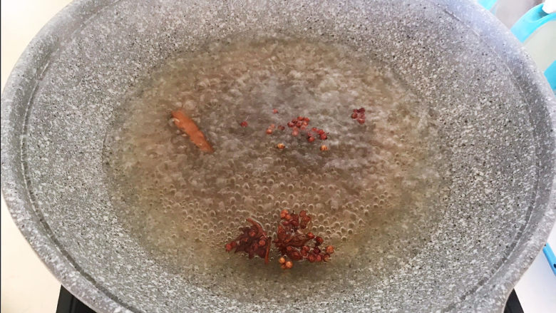 凉拌芹菜花生米,锅里加水冷水和干调，水开后煮5分钟