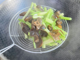 腐竹拌芹菜,捞出过凉水沥干水分备用