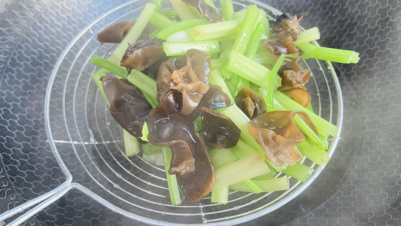 腐竹拌芹菜,捞出过凉水沥干水分备用