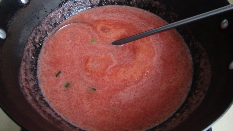 番茄肥牛,5.底油炒香葱姜，倒入西红柿汁炒变红，煮开