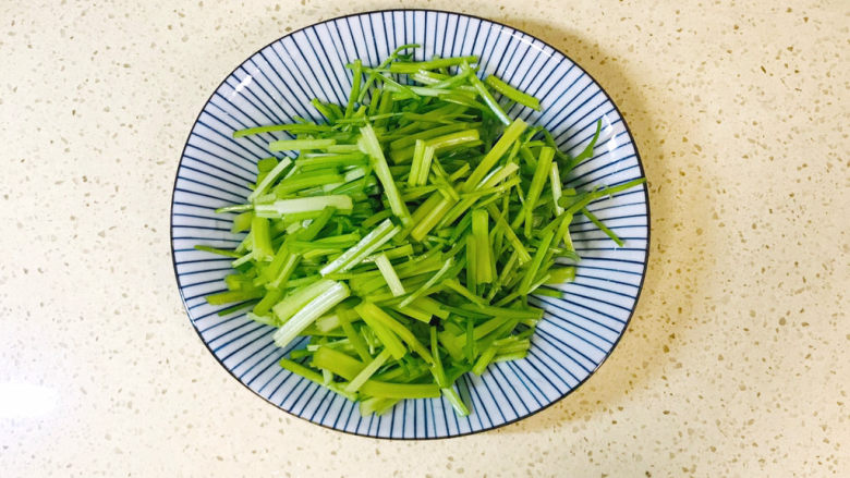 腐竹拌芹菜,切成小段