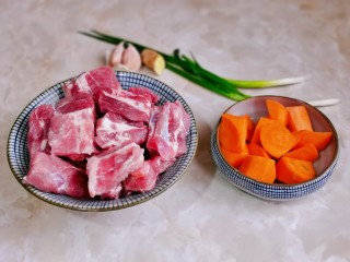 胡萝卜炖排骨,准备食材，排骨泡冷水，将血水泡出，胡萝卜去皮切菱形块。