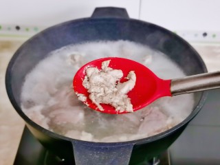 胡萝卜炖排骨,撇出浮沫，煮3分钟。
