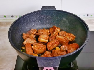 胡萝卜炖排骨,小火翻炒2分钟。