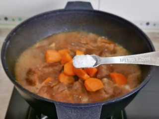 胡萝卜炖排骨,按个人口味加入盐炖6分钟。