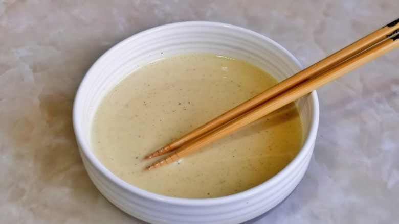 孜然杏鲍菇,用筷子充分搅拌均匀。（如果觉得太干可以加少量水调成粘稠的糊状即可）