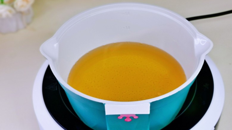 孜然杏鲍菇,利用这时间热油，奶锅中加入食用油，加热至9成热。