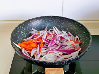 小炒黄牛肉,另起油锅，加入切好的洋葱丝，胡萝卜丝煸炒。