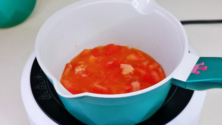番茄肥牛,锅中加入食用油，再加入番茄块翻炒，炒至番茄变软出汤汁。
