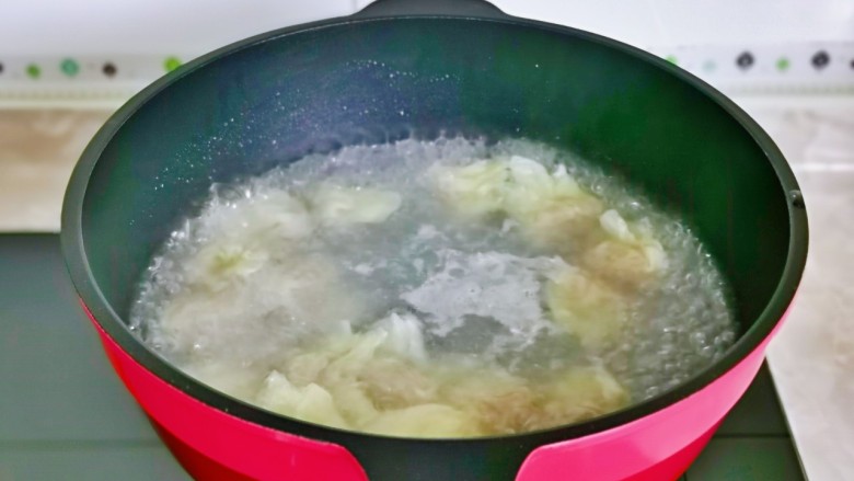 鲜肉小馄饨,锅中加水烧开下馄饨，煮熟捞出过冷水。