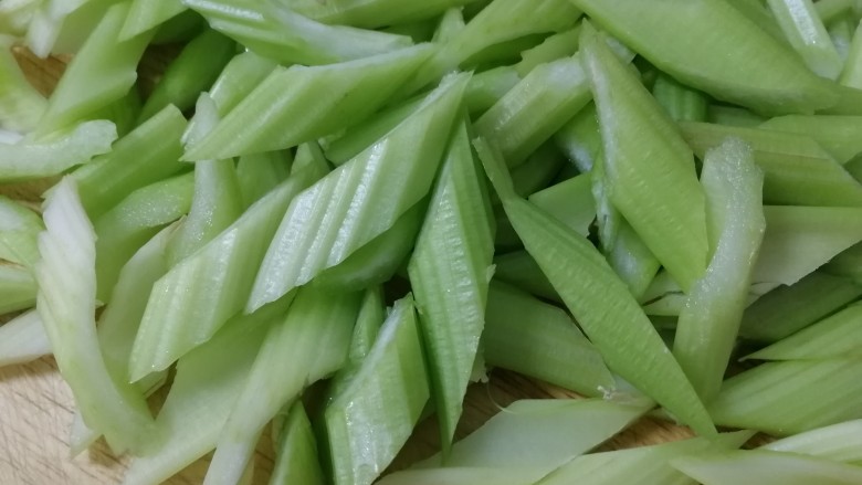腐竹拌芹菜,斜切段。