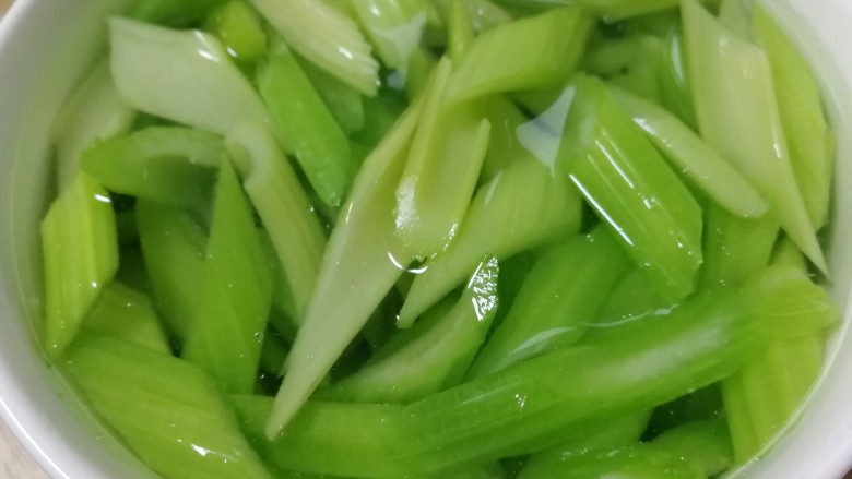 腐竹拌芹菜,捞出过凉水。
