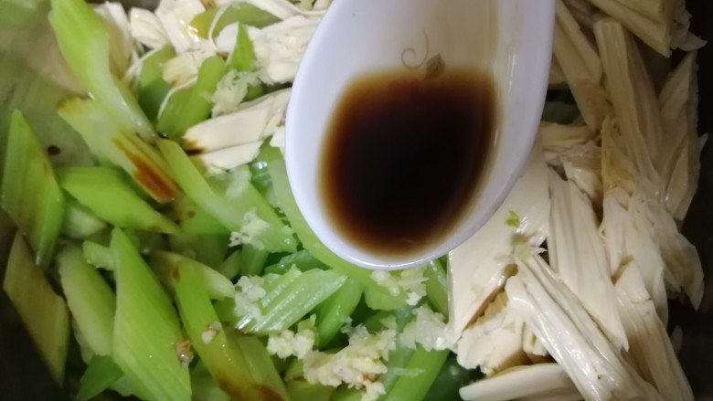 腐竹拌芹菜,加醋增香。