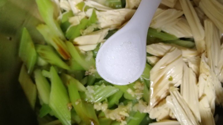 腐竹拌芹菜,加适量盐，翻拌均匀。