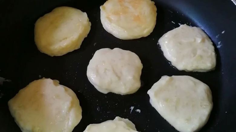 奶香土豆饼,加入大小适中的饼坯，烙至3~4分钟至一面熟