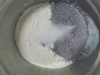 米酒黑米馒头,盆中面粉和黑米粉和白砂糖