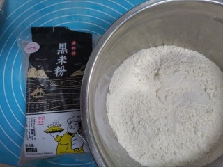 米酒黑米馒头,准备面粉和黑米粉