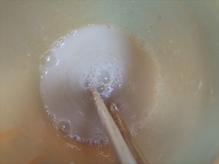 米酒黑米馒头,酵母用温水化开