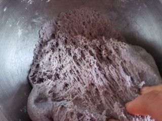 米酒黑米馒头,发酵好的面团明显变大，内部充满蜂窝组织