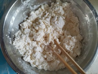鲜肉小馄饨,别加入水边用筷子搅拌至絮状