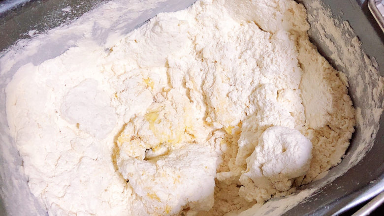 山药小饼,放入山药泥，面粉，开始揉面。揉匀后开始发酵。