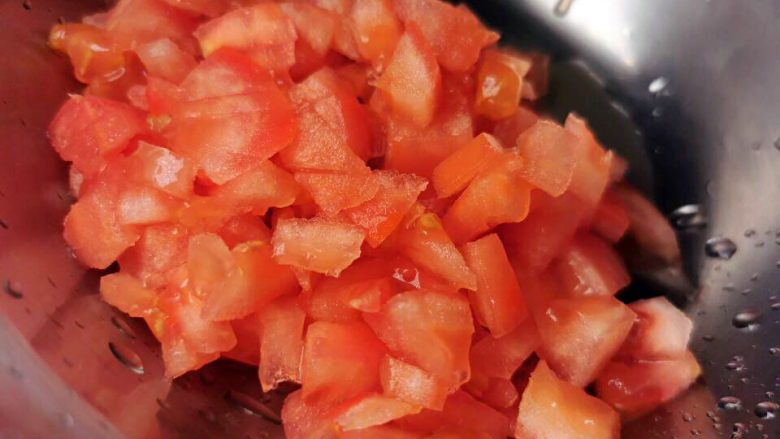 西红柿炒豆腐,西红柿切小块