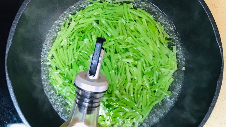 腐竹拌芹菜,淋入少许油，芹菜颜色会是翠绿翠绿的