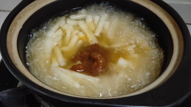 萝卜白菜汤,煮至白萝卜快熟了之后加入麻辣火锅底料