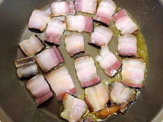 芹菜炒腊肉,锅中倒入油，放入腊肉练出油。