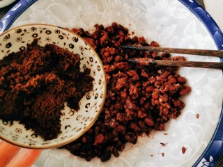 红糖年糕,红豆加入清水蒸熟，蒸熟的红豆趁热放入红糖。
