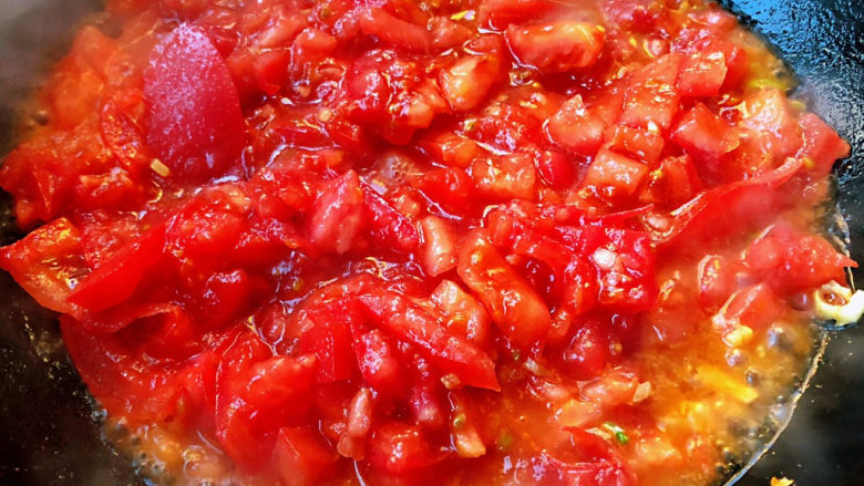 西红柿炒豆腐,放入西红柿大火快速翻炒出汤汁