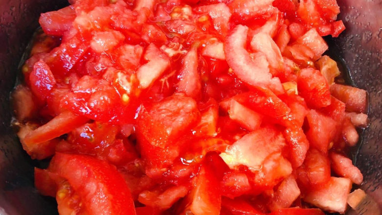 西红柿炒豆腐,西红柿洗净切成小块备用