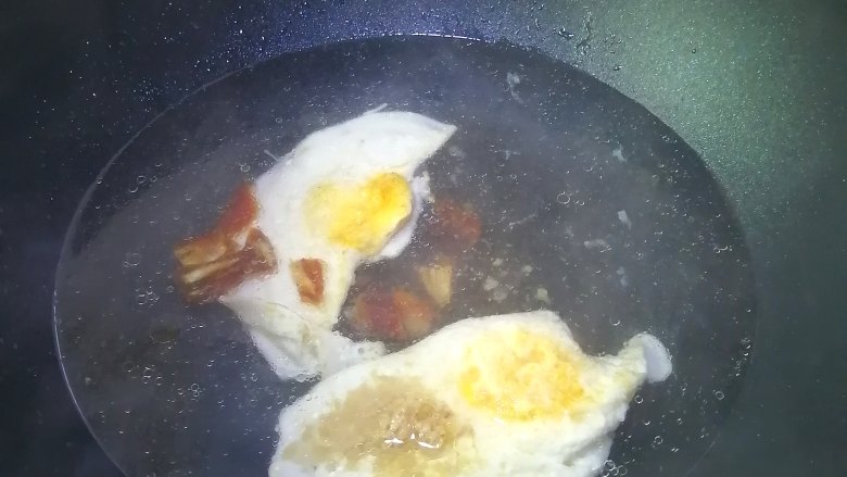 鸡蛋艾草汤,盖上盖，煮3分左右