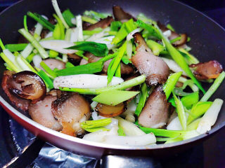 芹菜炒腊肉,下葱与青蒜苗及黑椒碎