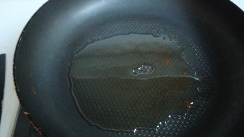 红糖年糕,平底锅倒入适量油烧热。