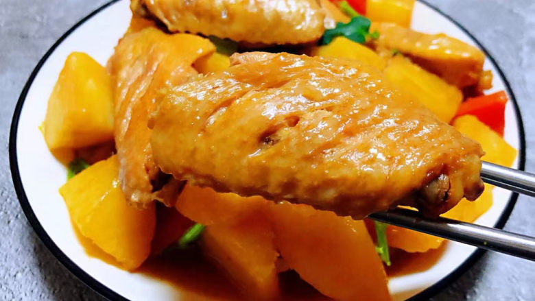 土豆炖鸡翅,鸡翅入口香浓肉质嫩嫩的让人回味无穷