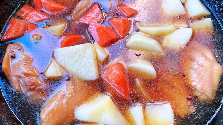 土豆炖鸡翅,添加适量清水放入土豆和胡萝卜块大火炖起来