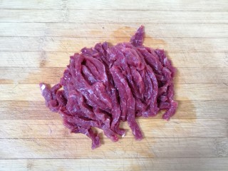 小炒黄牛肉,牛肉切成粗丝。 