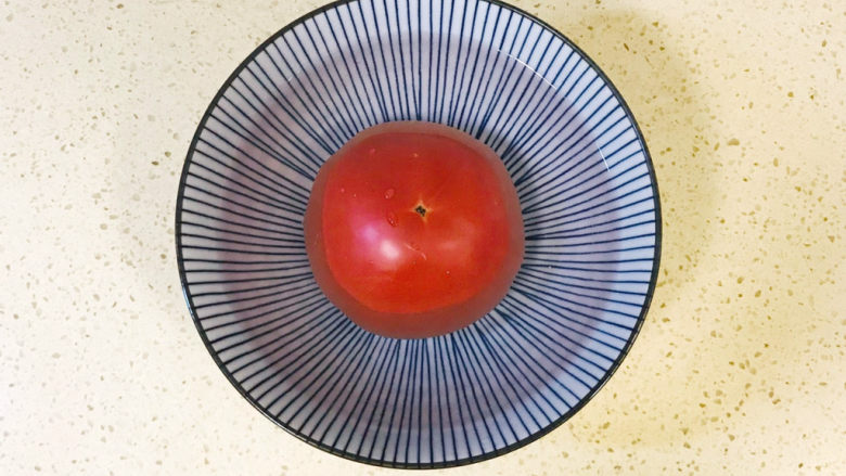 西红柿炒茄子,<a style='color:red;display:inline-block;' href='/shicai/ 3551'>西红柿</a>洗净，放进碗里，浇上开水，烫一下