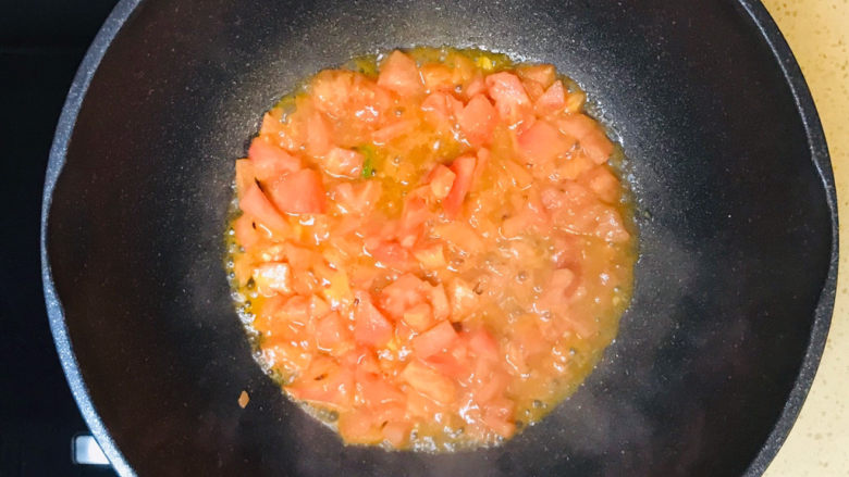 西红柿炒豆腐,不停地翻炒