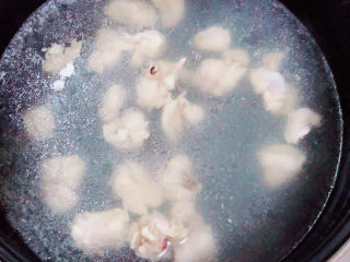 鸡肉山药粥,锅中烧开水，放入鸡肉块煮去血水。