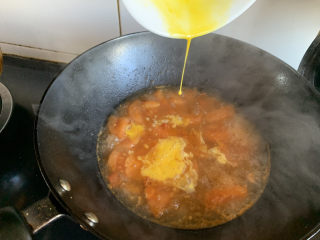番茄鸡蛋汤,水开倒入鸡蛋液，烧至翻滚就可以了