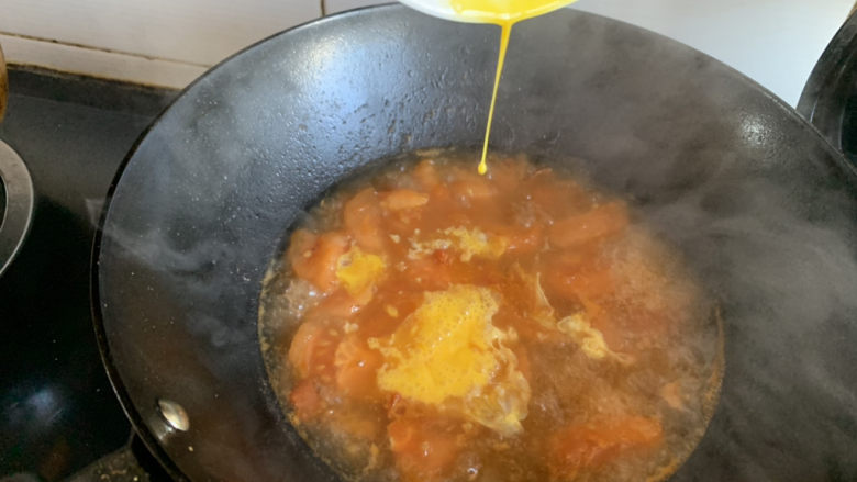 番茄鸡蛋汤,水开倒入鸡蛋液，烧至翻滚就可以了