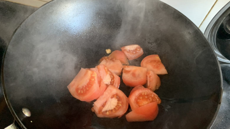 番茄鸡蛋汤,倒入番茄翻炒